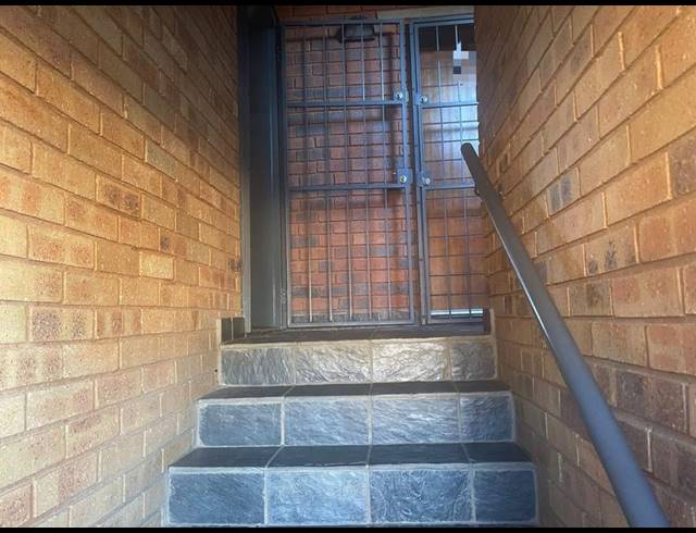 2 BEDROOM TOWNHOUSE FOR SALE IN OLIFANTSVLEI